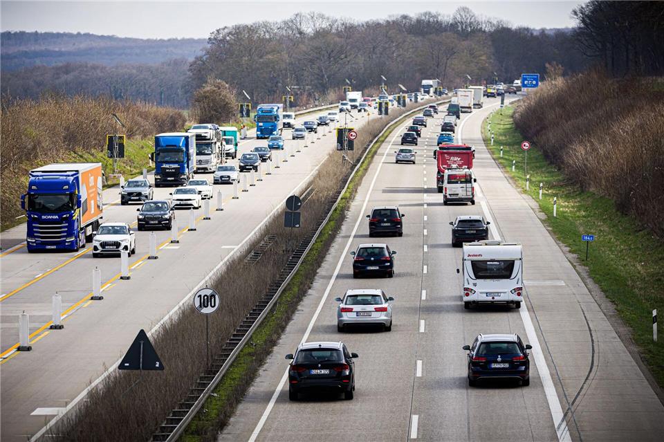 Auf den Autobahnen im Norden wird es ab dem Wochenende wieder voller. Moritz Frankenberg/dpa