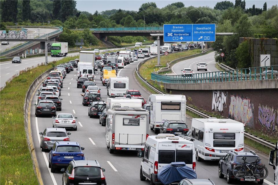 Ferienbeginn in NRW - Volle Straßen auch im Nordwesten Auf den Autobahnen in Niedersachsen und Bremen kann es am Wochenende voll werden. (Symbolbild)Christian Charisius/dpa