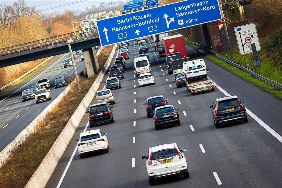 Auf den Autobahnen in Norddeutschland kann es ab dem Freitagnachmittag voll werden. (Symbolbild)Moritz Frankenberg/dpa
