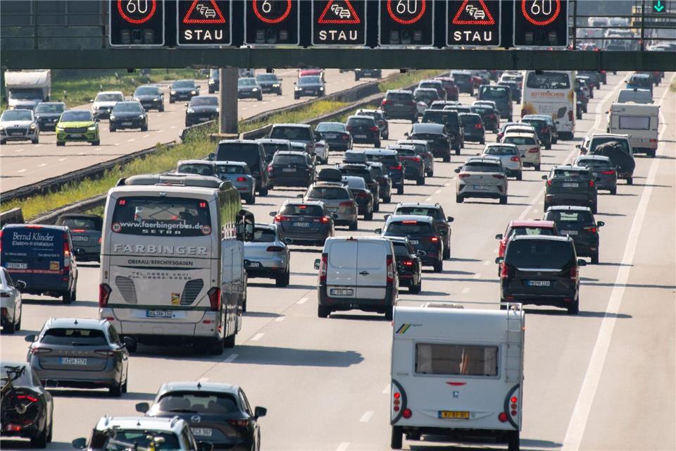 Auf den Autobahnen müssen Autofahrer am ersten Septemberwochenende viel Geduld mitbringen. (Archivfoto)Stefan Puchner/dpa