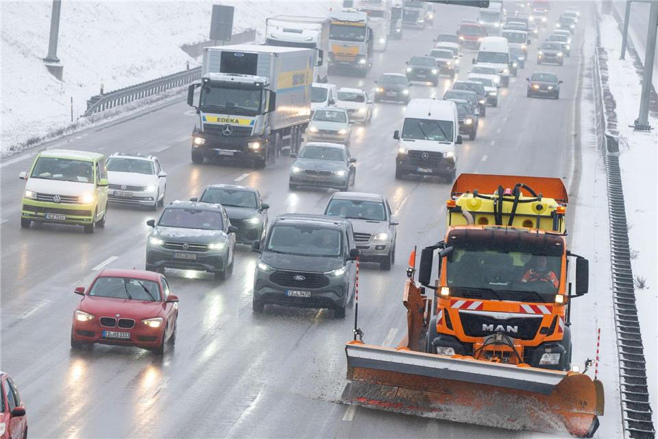 Auf den Autobahnen sind nach der Kälte der vergangenen Tage Schäden entstanden. (Symbolbild)Peter Kneffel/dpa