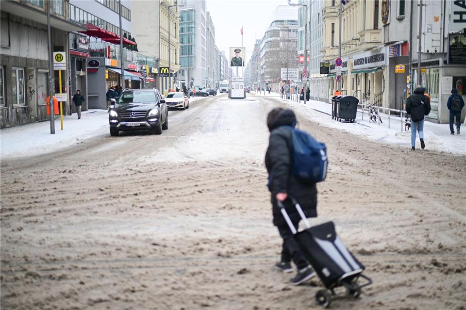 Auf den Berliner Straßen wird der in der Nacht gefallene Schnee braun.Sebastian Christoph Gollnow/dpa