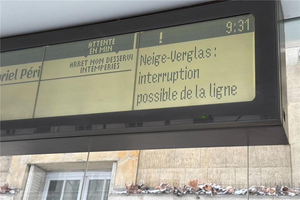 Auf den Bus können die Pariserinnen und Pariser wegen des Schnees am Morgen nicht setzen.Rachel Sommer/dpa