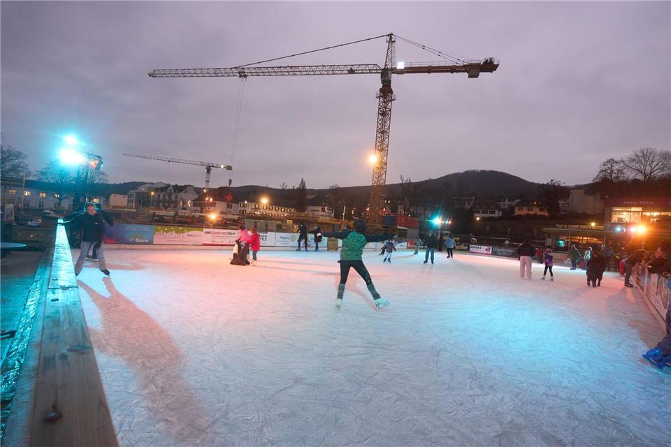 Auf den Eisbahnen kann es richtig rutschig werden. Thomas Frey/dpa