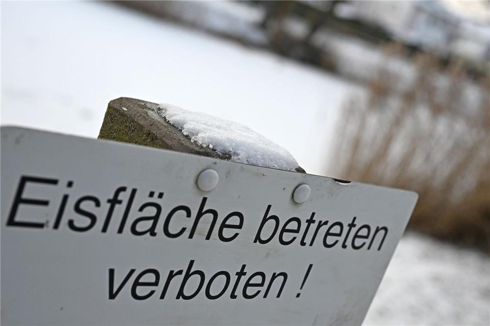 Auf den Eisflächen an den Talsperren bestehe Lebensgefahr, warnte der Wasserverband Siegen-Wittgenstein. (Symbolbild)Michael Brandt/dpa
