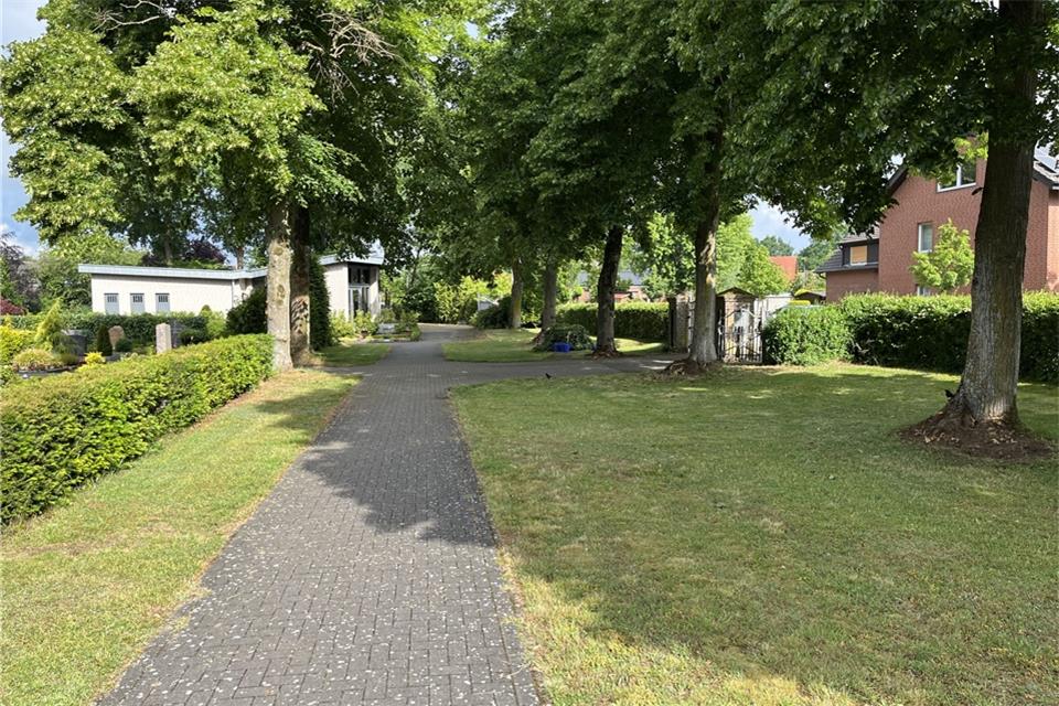 Auf den Friedhöfen in Raesfeld und Erle gibt es Grünflächen, deren Pflege die Kirchengemeinde nicht über die Friedhofsgebühren abrechnen kann.