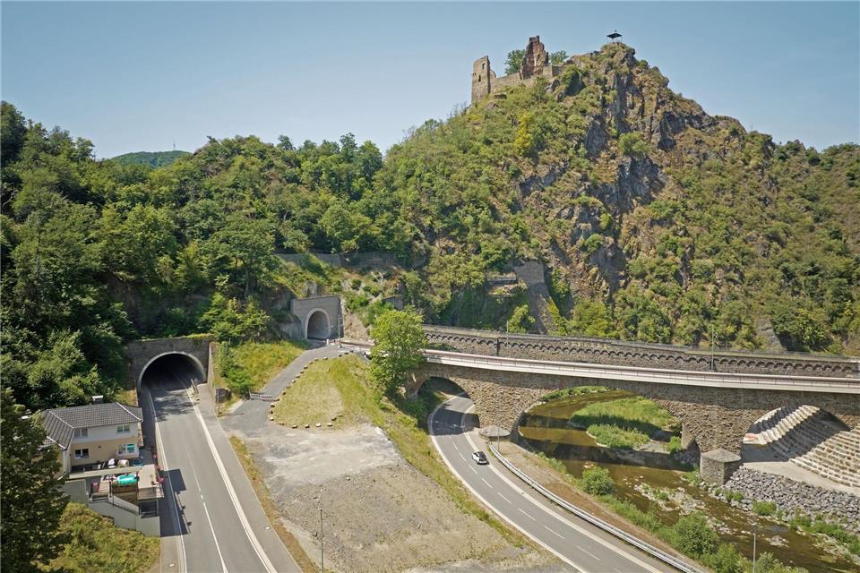 Auf den Gleisen kann der Verkehr wieder rollen, auf den Straßen teilweise. Thomas Frey/dpa
