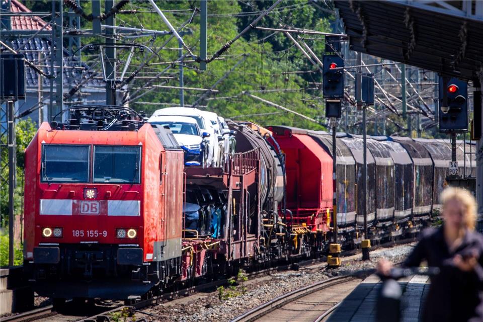 Auf den Güterverkehr kommen erheblich weitere Umleitungen etwa über Hannover und Magdeburg zu.Jens Büttner/dpa