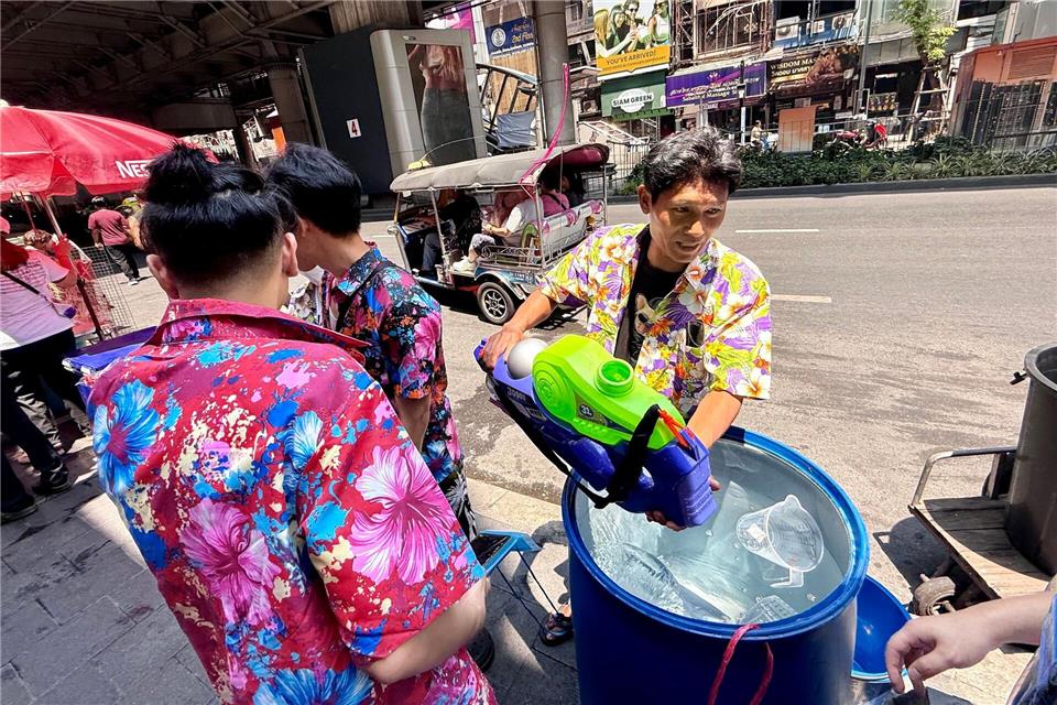 Auf den Partymeilen standen überall Wassercontainer bereit, um die bunten Plastikgewehre neu zu laden.Carola Frentzen/dpa