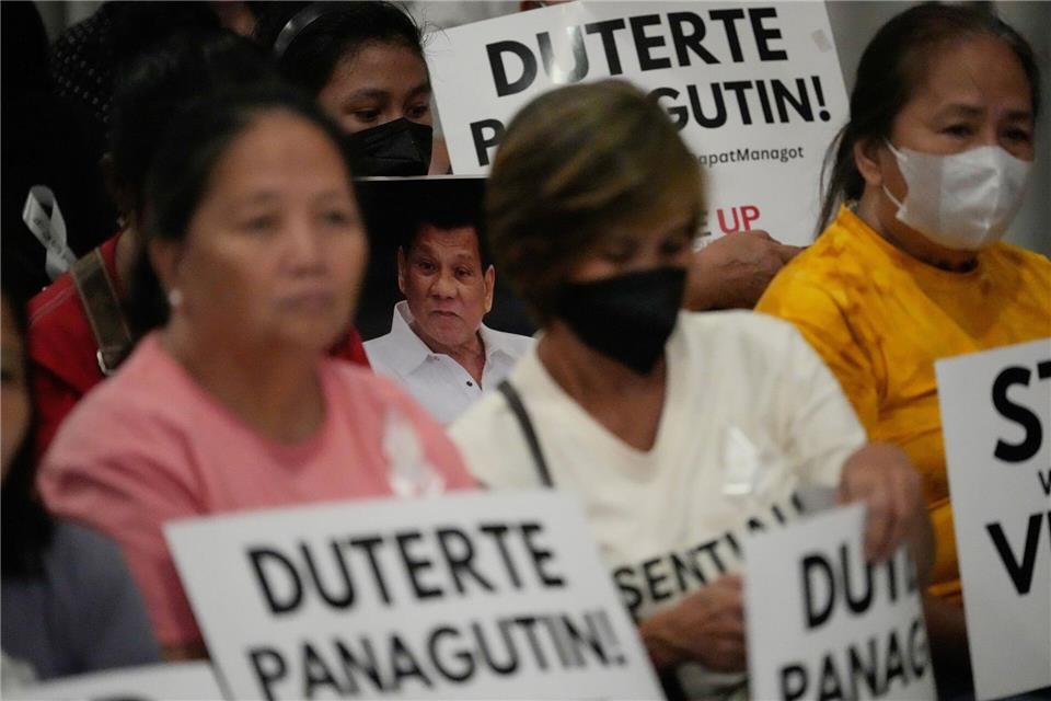 Auf den Philippinen versammelten sich Menschen, um die Anhörung zu verfolgen.Aaron Favila/AP/dpa
