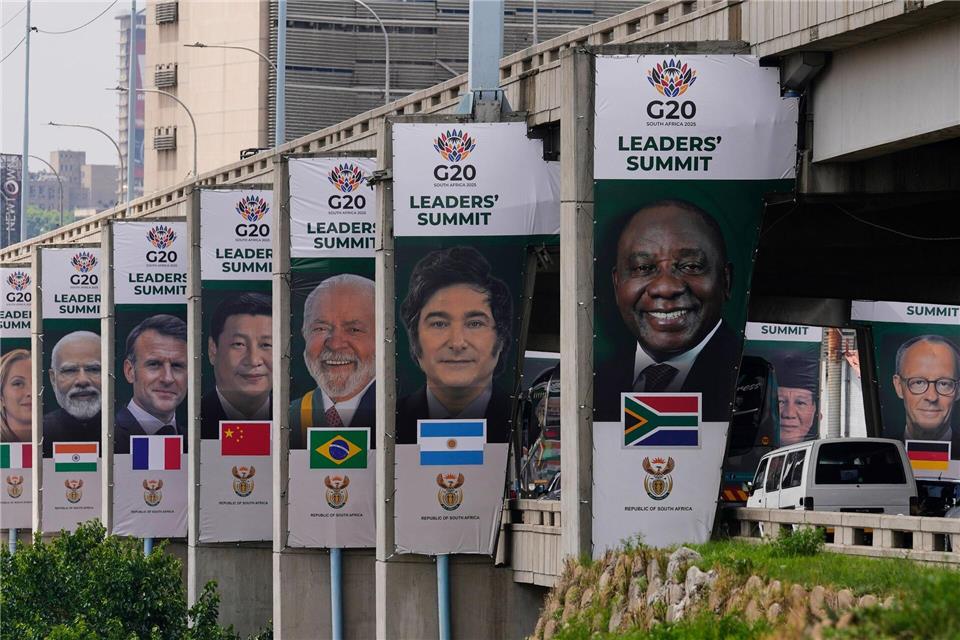 Auf den Plakaten zum G20-Gipfel in Johannesburg ist Chinas Präsident Xi noch zu sehen. Kommen wird er aber nicht.Themba Hadebe/AP/dpa