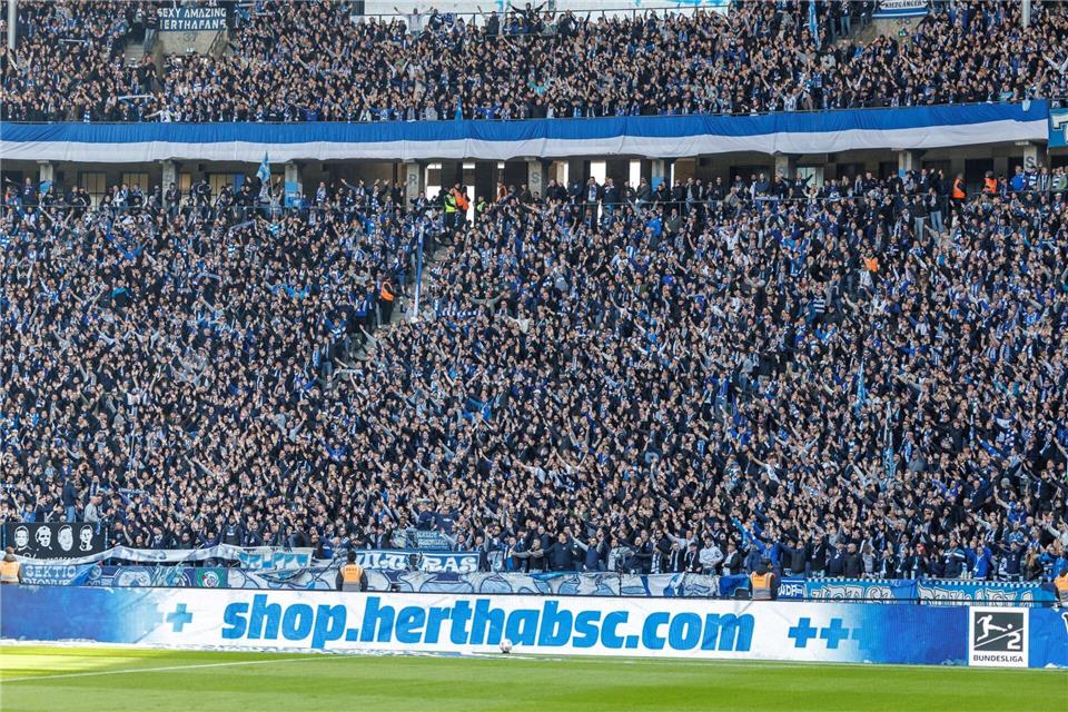 Auf den Rängen blieb es ruhig. Andreas Gora/dpa