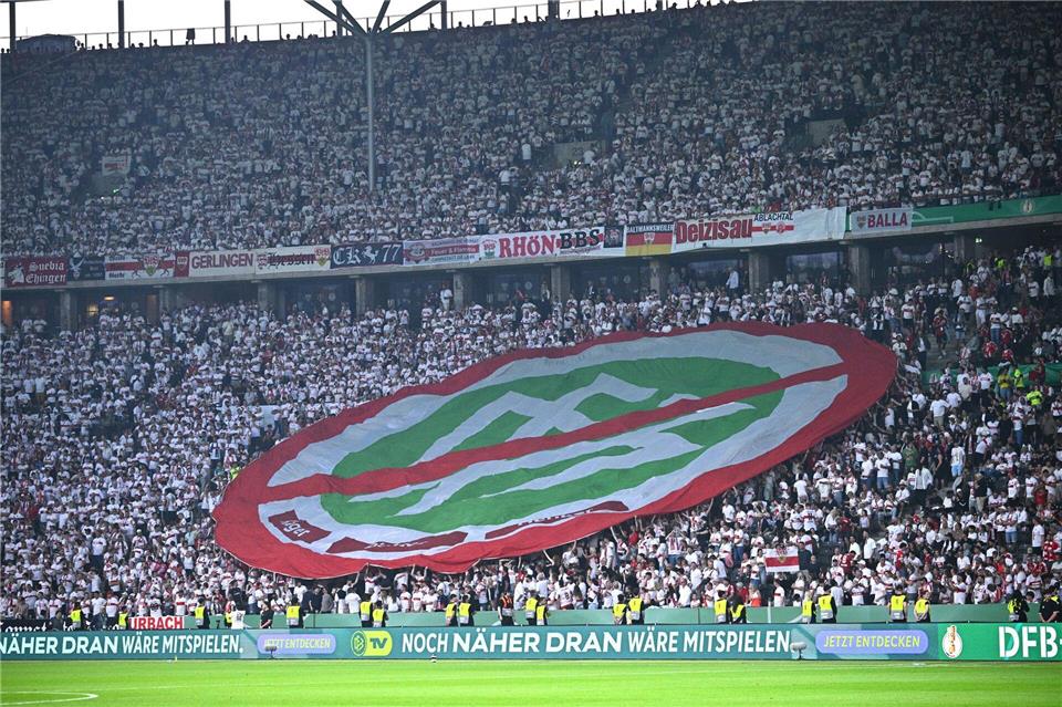 Auf den Rängen im Berliner Olympiastadion protestieren Fans gegen den DFB.Tom Weller/dpa