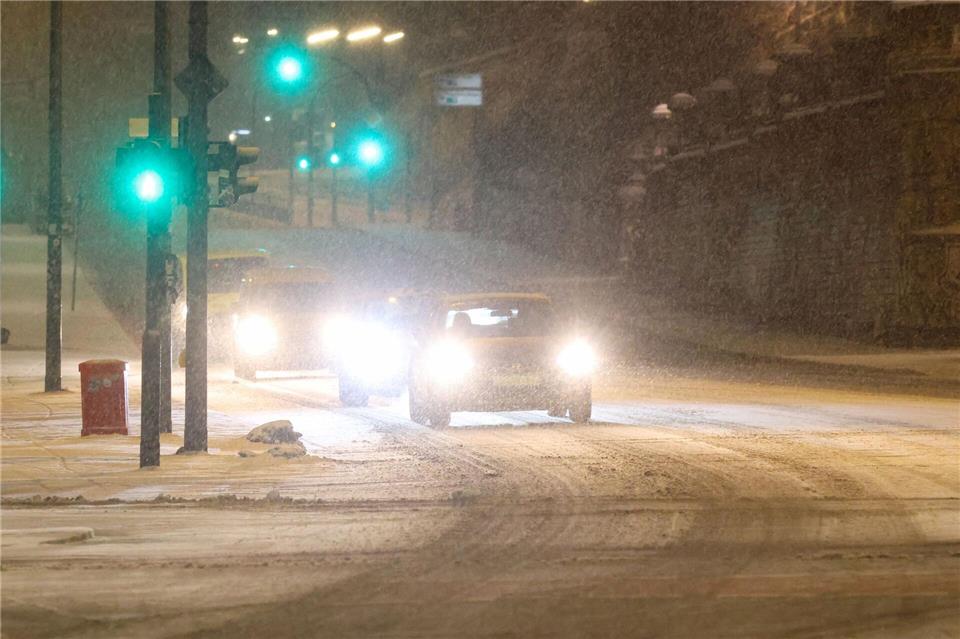 Auf den Straßen brauchten die Autofahrer deshalb viel Geduld. Bodo Marks/dpa