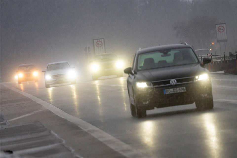 Auf den Straßen im Freistaat könnte es vielerorts extrem glatt werden.Peter Kneffel/dpa