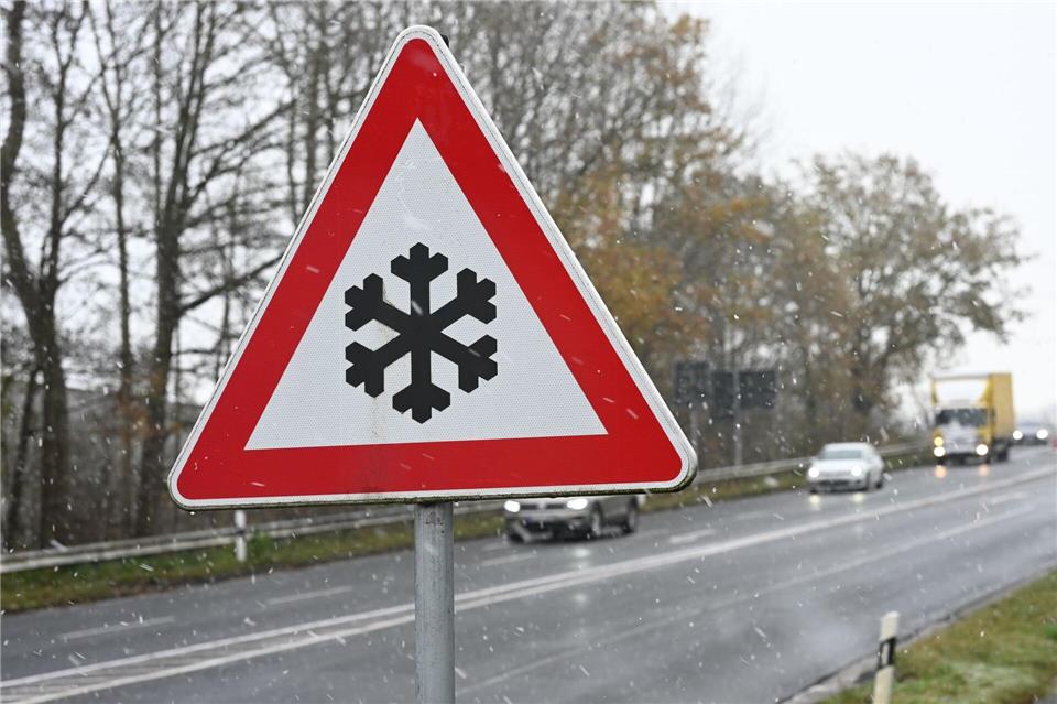 Auf den Straßen im Norden soll es glatt werden. (Symbolbild)Lars Penning/dpa