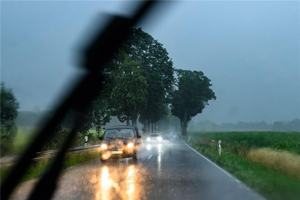 Auf den Straßen in Berlin und Brandenburg könnte es zunehmend wieder nass werden. (Symbolbild)Patrick Pleul/dpa