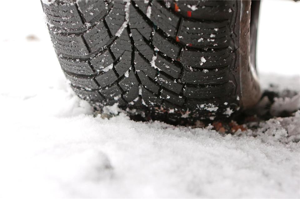 Auf den Straßen in Niedersachsen und Bremen kann es in den kommenden Tagen wieder rutschig werden. (Symbolbild)Matthias Bein/dpa