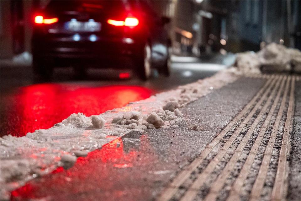 Auf den Straßen ist weiterhin mit Glätte zu rechnen (Symbolbild).Daniel Vogl/dpa