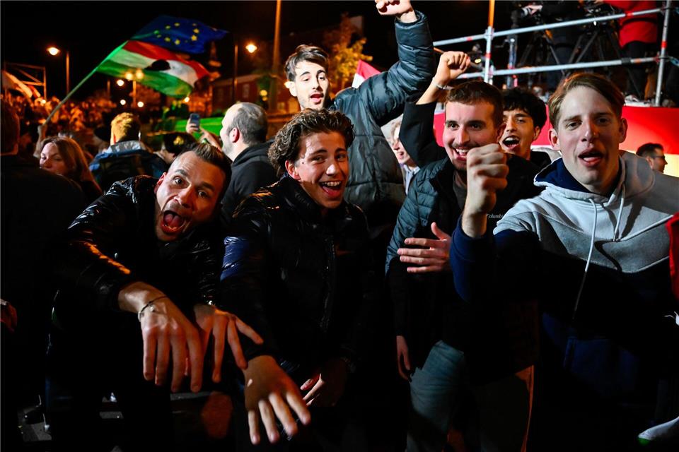 Auf den Straßen von Budapest kannte die Freude über die Abwahl Orbans keine Grenzen. Denes Erdos/AP/dpa