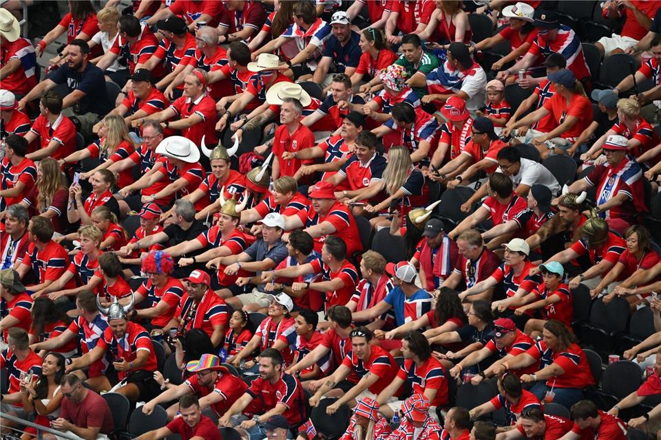 Auf den Tribünen ruderten norwegische Fans wieder.Jessica Tobias/AP/dpa