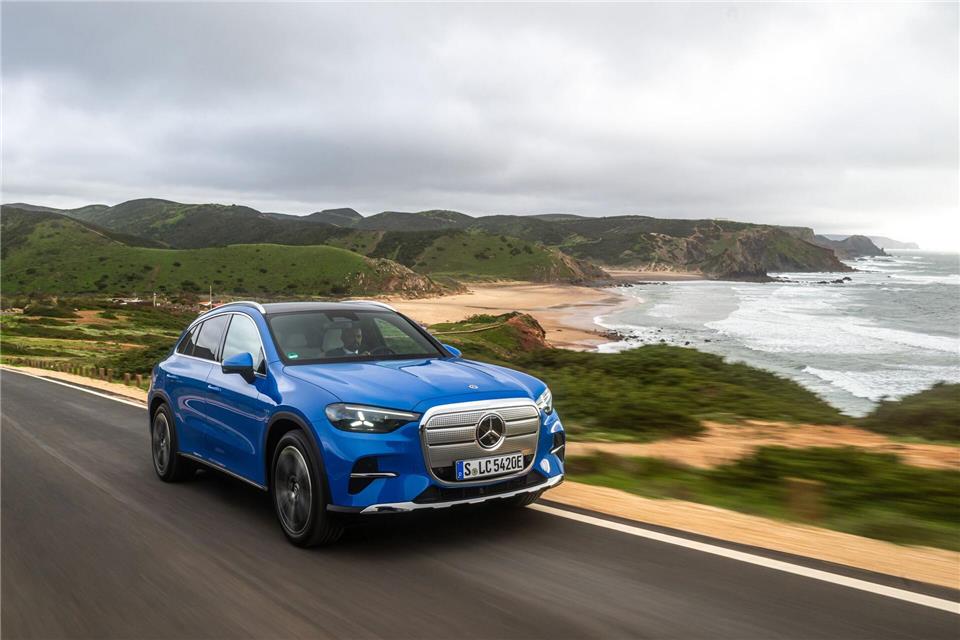 Auf den Wellen reiten? Könnte man auch, aber wer mit dem Mercedes GLC reiten will, kommt bis zu 715 Kilometer weit.Mercedes-Benz AG/dpa-tmn