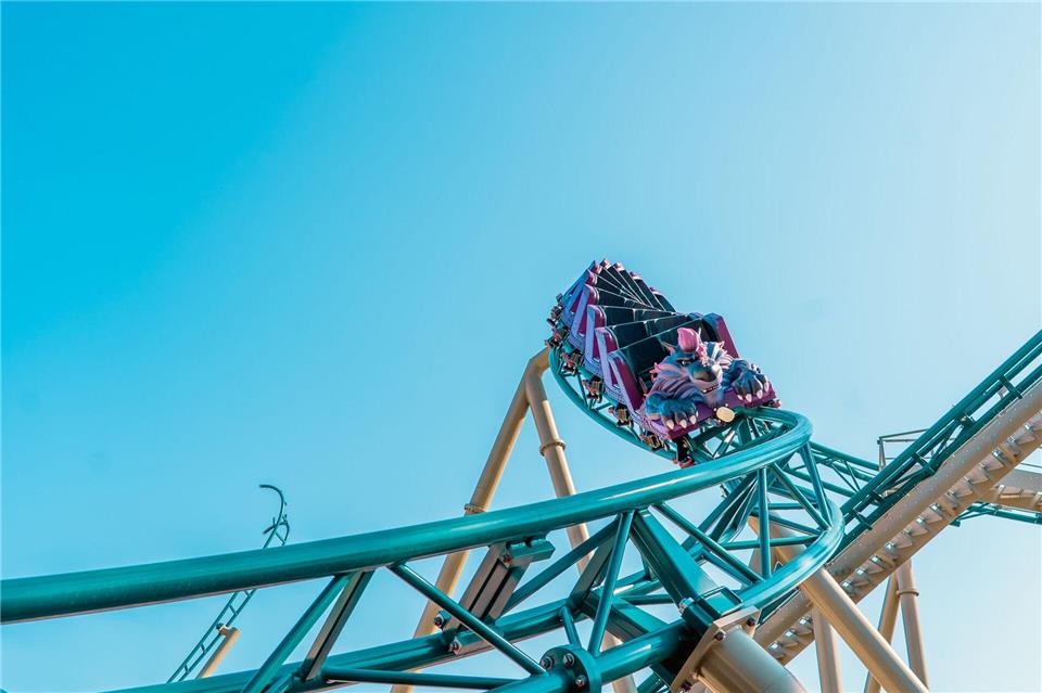 Auf den Werwolf gekommen: Die Achterbahn „100% Wolf“ ist das neue Highlight im Plopsaland.Holiday Park/dpa-tmn