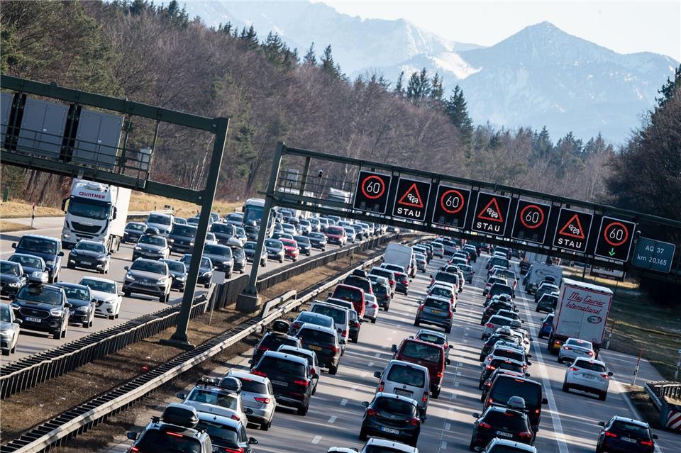 Auf den bayerischen Autobahnen dürfte es am kommenden Wochenende vielerorts voll werden. (Archivbild)Matthias Balk/dpa