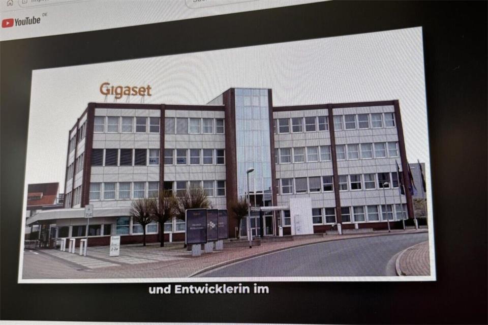 Auf den ersten Blick wirkt das Youtube-Video über einen angeblichen neuen Handyhersteller aus Bocholt wie eine Doku. Sie zeigt unter anderem das echte Gigaset-Werk. Dass die Geschichte frei erfunden ist, steht erst ganz am Ende der langen Videobeschreibung, die Nutzer über „Mehr“ aufklappen müssen.