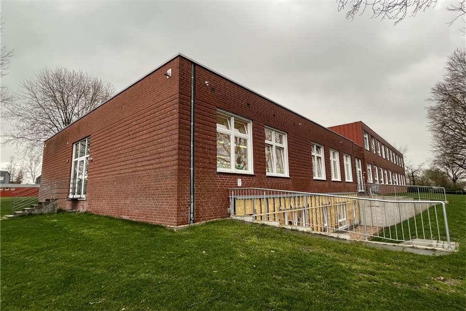 Auf den vorderen Teil des Gebäudes könnte ein weiteres Geschoss gesetzt werden, so der Wunsch der Schulgemeinschaft.