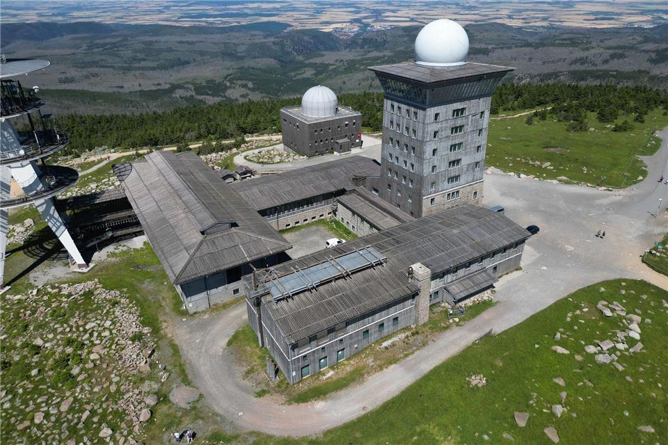 Auf der 1.141 Meter hohen Gipfelkuppe soll ein neuer Gastronom die Geschäfte in Hotel und Gastro übernehmen. (Archivbild)Matthias Bein/dpa