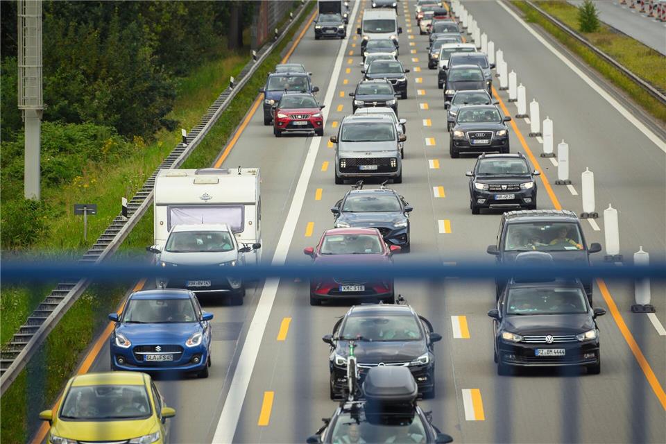 A7 und Elbtunnel gesperrt: Staugefahr im Norden Auf der A1 Richtung Süden müssen sich Autofahrer zwischen Billstedt bis Dreieck Norderelbe auf mehrere Kilometer stockenden Verkehr einstellen. (Archivbild)Gregor Fischer/dpa