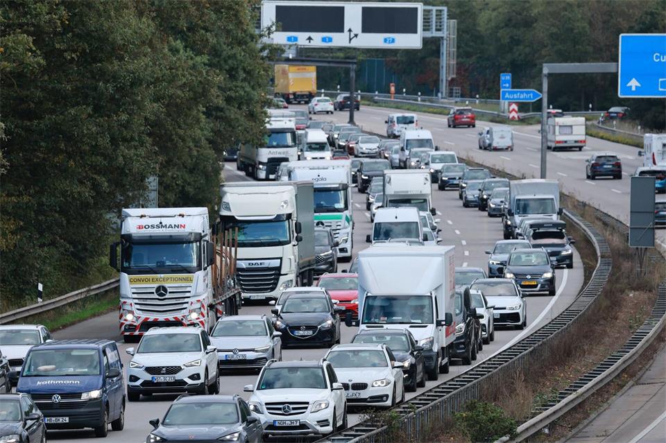 Auf der A1 bei Bremen war es bereits am Freitagmittag voll. Christian Butt/dpa