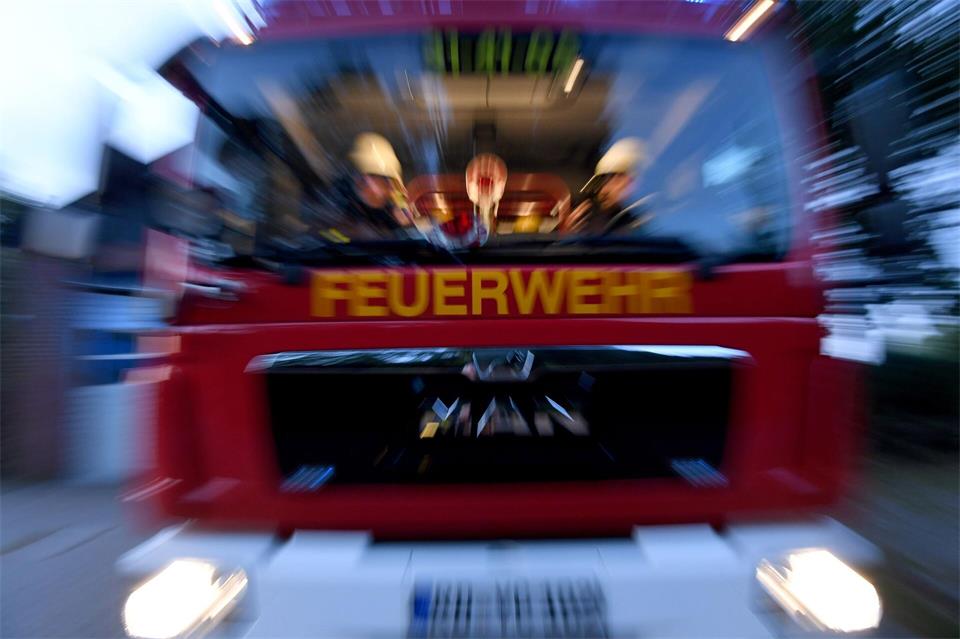 Auf der A1 bei Lübeck hat die Feuerwehr ein brennendes Auto gelöscht. (Symbolbild)Carsten Rehder/dpa