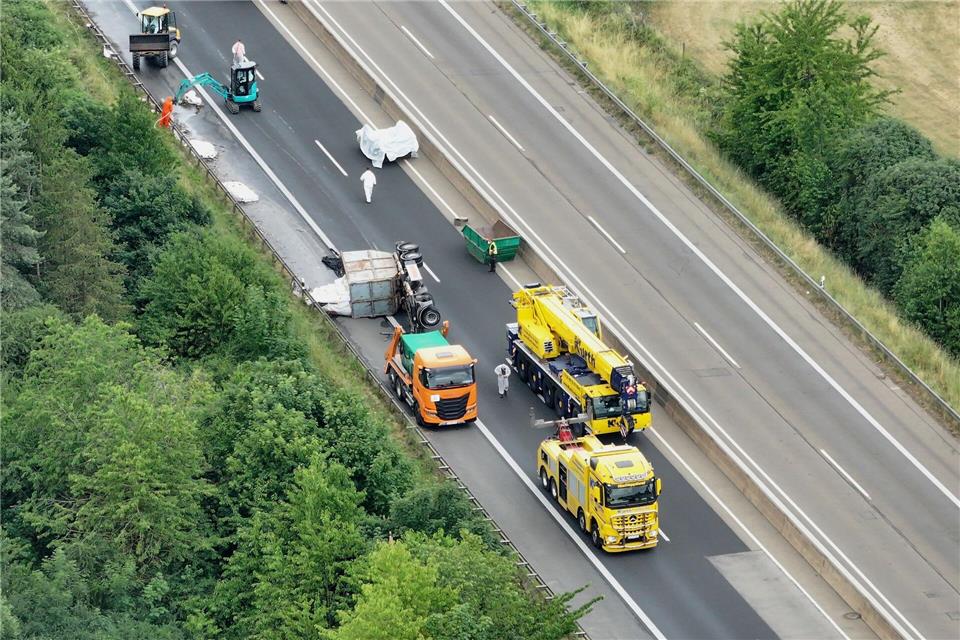 Auf der A1 bei Nettersheim kippte ein Lastwagen mit Asbestabfällen um.STR/dpa