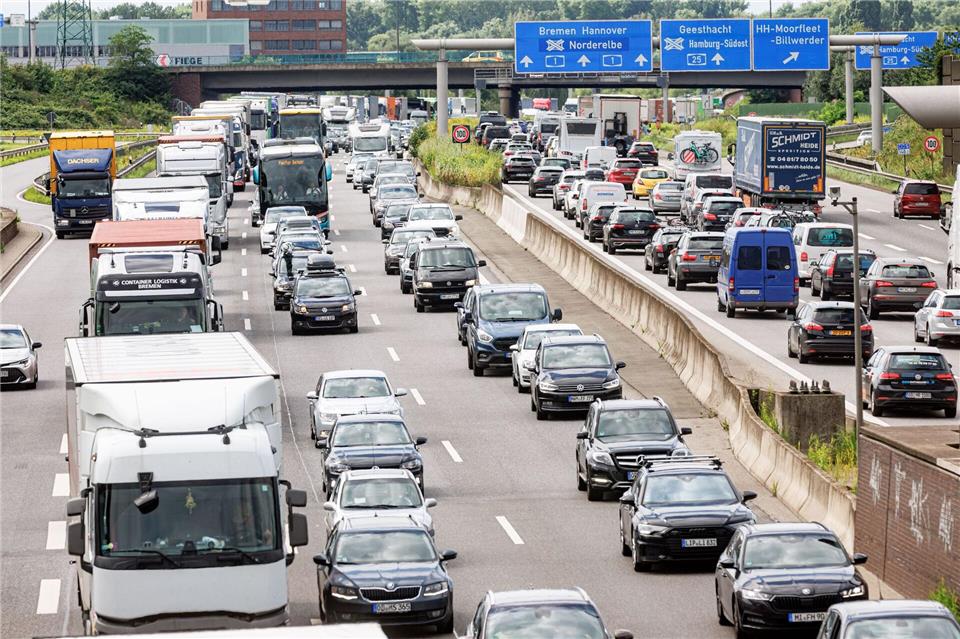Auf der A1 registrierte der ADAC im vergangenen Jahr besonders häufig Staus. (Archivbild)Markus Scholz/dpa