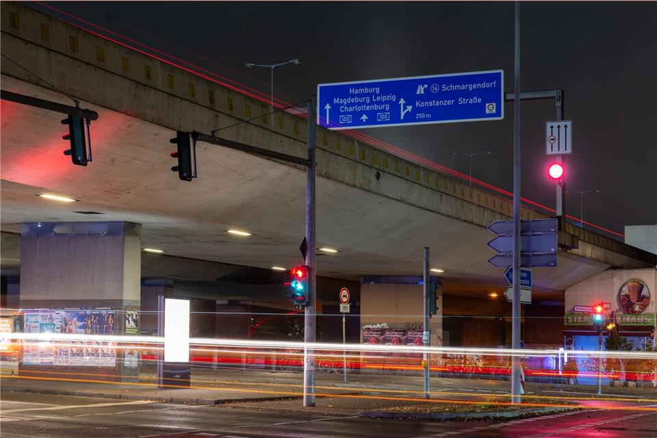 Auf der A100-Brücke über die Mecklenburger Straße wird in Richtung Dreieck Funkturm ein weiterer Fahrstreifen gesperrt. (Archivbild)Soeren Stache/dpa