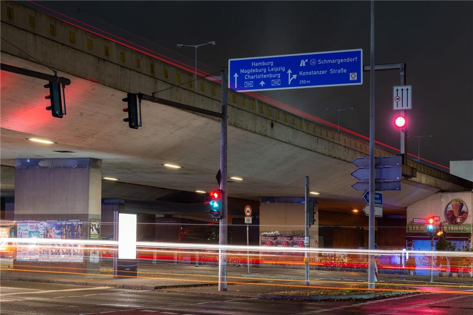 Auf der A100-Brücke über die Mecklenburgische Straße gibt es seit einigen Monaten Einschränkungen. (Archivbild)Soeren Stache/dpa