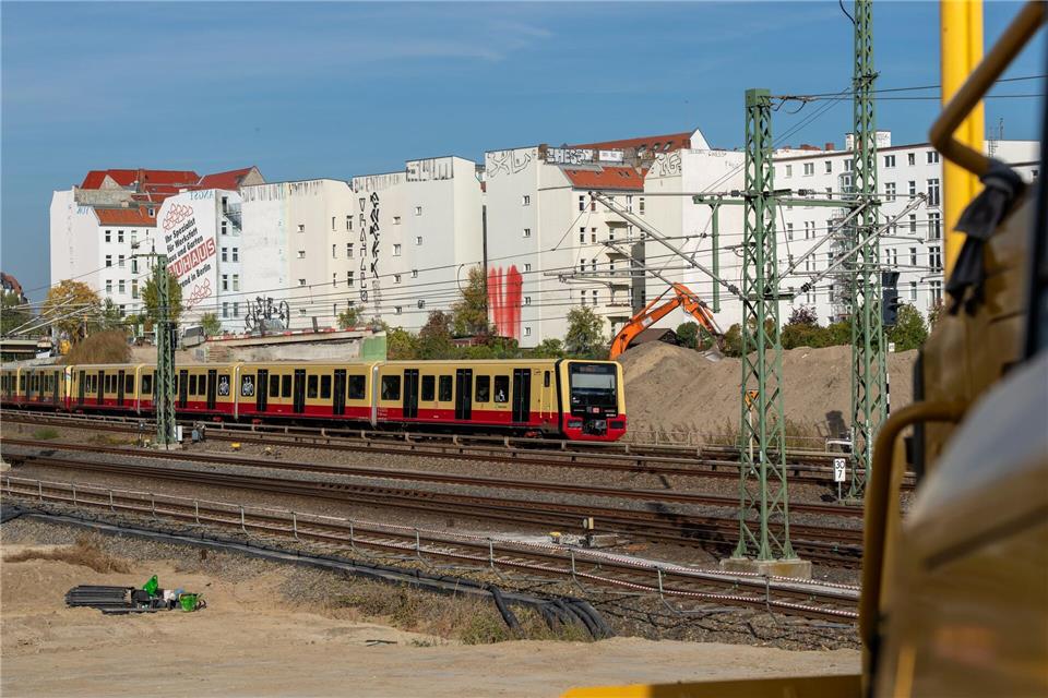 Auf der A100 im Berliner Westen werden derzeit die Westend- und die Ringbahnbrücke neu gebaut. (Archivbild)Soeren Stache/dpa