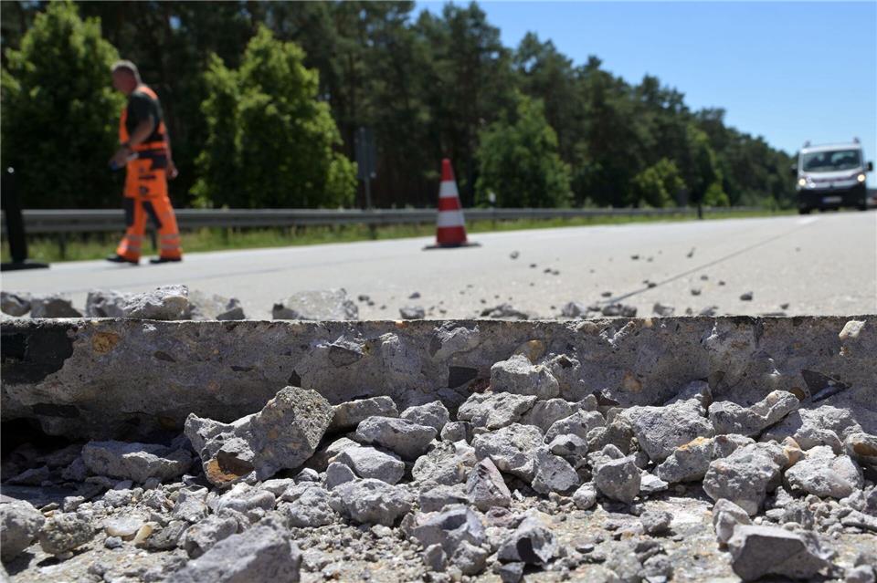 Auf der A2 kam es unter anderem zwischen Ziesar und Wollin in Richtung Berlin wegen der Hitze zu massiven Straßenschäden. (Archivbild) Michael Bahlo/dpa