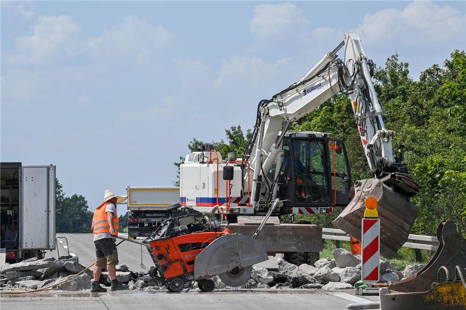 Auf der A2 werden beschädigte Betonplatten durch Asphalt ersetzt. (Archivbild) Klaus-Dietmar Gabbert/dpa