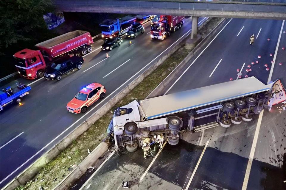 Auf der A3 bei Solingen ist der Streckenabschnitt in Richtung Köln gesperrt.Tim Oelbermann/dpa