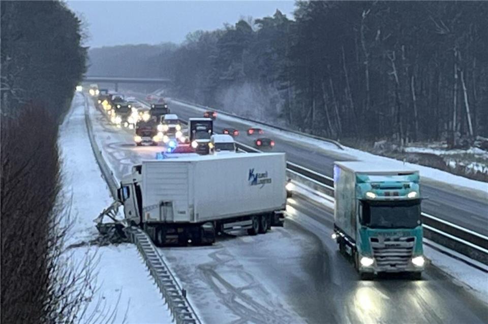 Auf der A31 in Höhe Legden-Wehr hat sich ein Lkw in Fahrtrichtung Oberhausen auf der rutschigen Fahrbahn gedreht. Der Fahrer wurde im Fahrerhaus eingeschlossen.