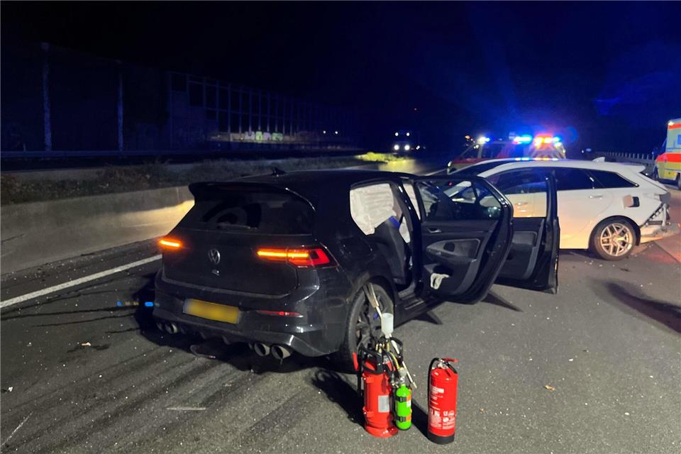Auf der A4 bei Köln sind in einem verlassenen Unfallwagen Sprengmittel entdeckt worden. Die Autobahn wurde nach dem brisanten Fund zeitweise voll gesperrt. Polizei Köln/dpa