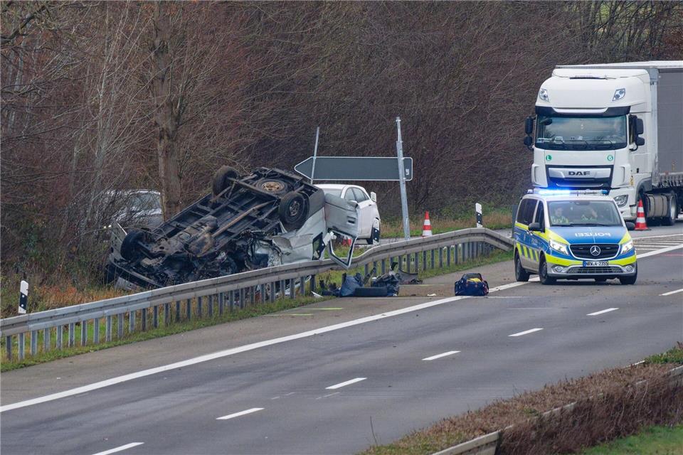 Auf der A44 bei Jülich ist es am Morgen zu einem schweren Verkehrsunfall gekommen.Henning Kaiser/dpa