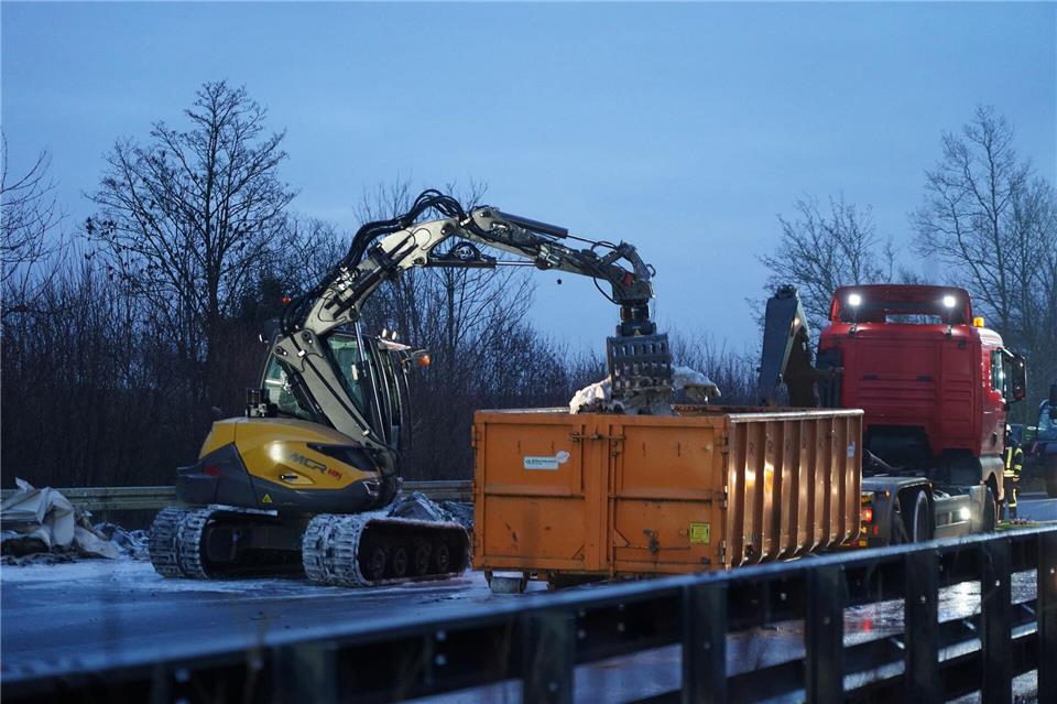 Auf der A44 im Kreis Paderborn haben nach einer Massenkarambolage Aufräumarbeiten begonnen.Christian Müller/dpa