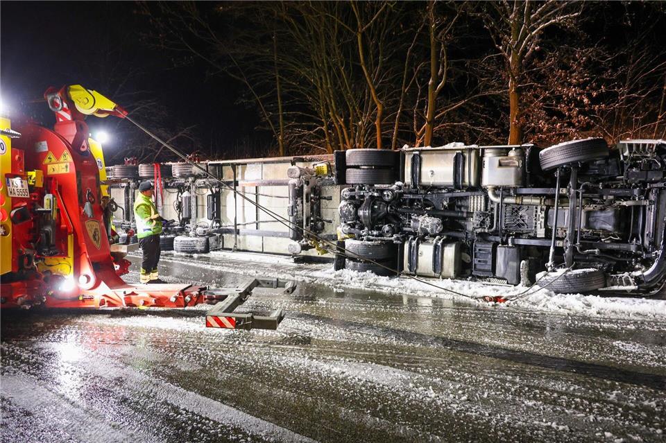 Auf der A7 ist ein Lastwagen umgestürzt. Rene Kunze/OSTHESSEN|NEWS/dpa