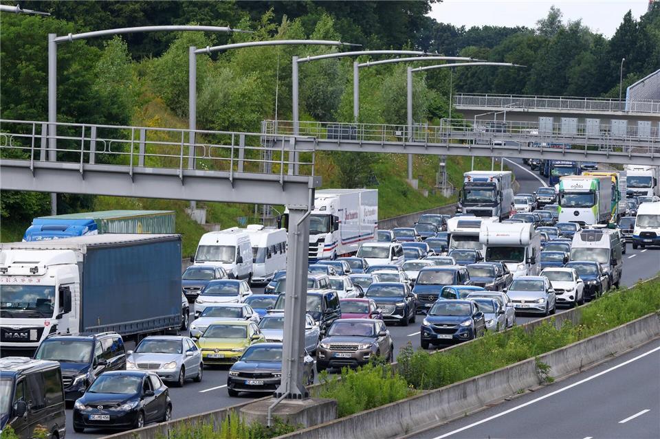 Auf der A7 staut der Verkehr. (Archivbild)Bodo Marks/dpa