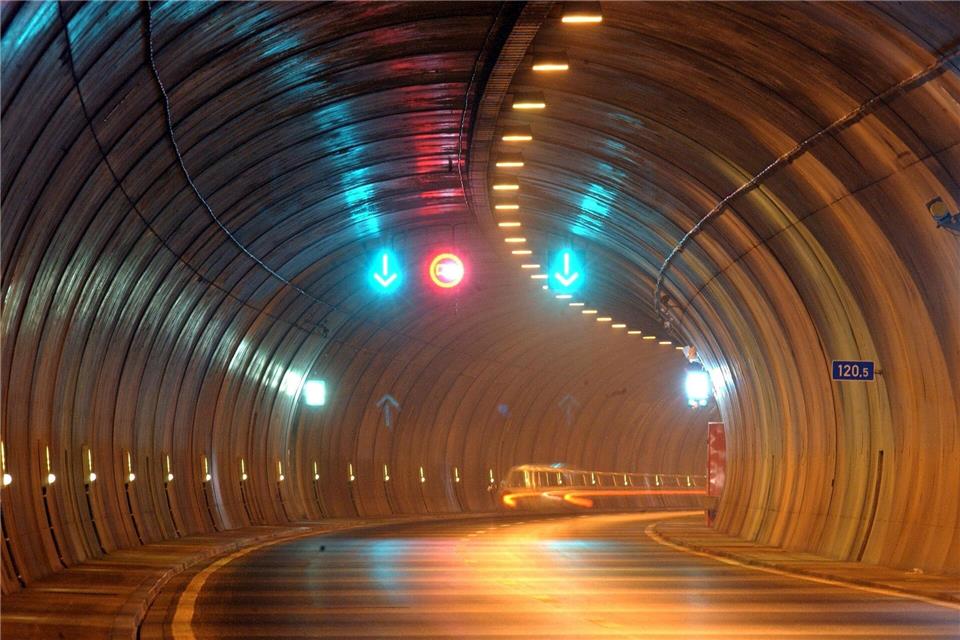 Auf der A71 werden in Thüringen mehrere Tunnel für Wartungsarbeiten gesperrt. (Symbolbild)Martin Schutt/Zentralbild/dpa