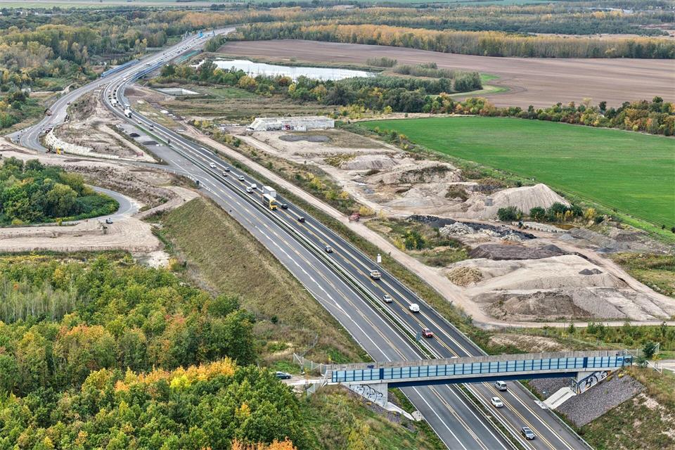 Auf der A72 ist ein weiteres Fahrbahnstück fertig.Jan Woitas/dpa